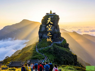 梵净山，云海佛光映衬下的天空之城奇迹